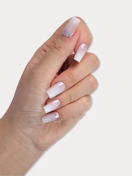 white-and-pink-ombre-nails-with-glitter-48_13-5 Unghii ombre albe și roz cu sclipici