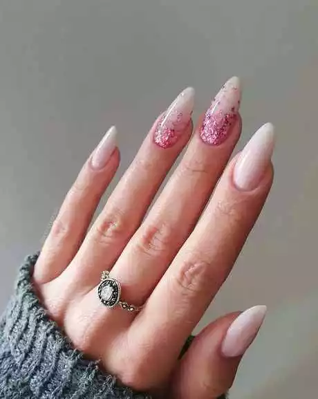 white-and-pink-ombre-nails-with-glitter-48_15-7 Unghii ombre albe și roz cu sclipici