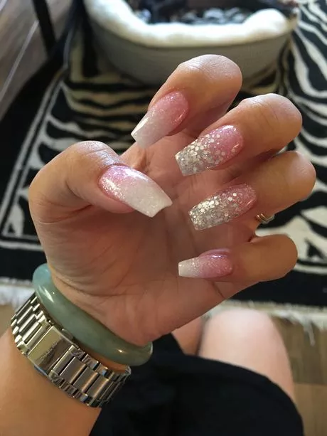 white-and-pink-ombre-nails-with-glitter-48_16-8 Unghii ombre albe și roz cu sclipici
