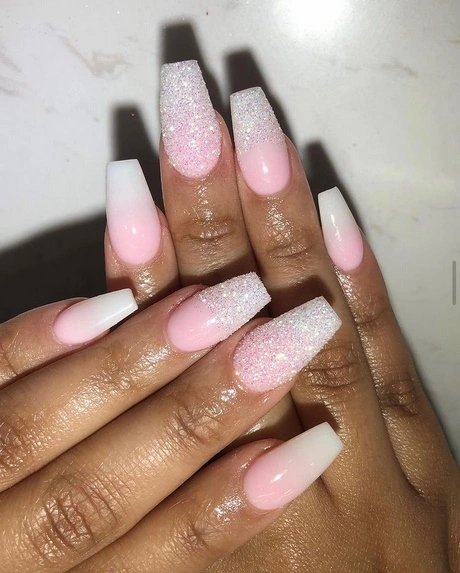 white-and-pink-ombre-nails-with-glitter-48_3-12 Unghii ombre albe și roz cu sclipici