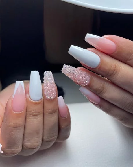 white-and-pink-ombre-nails-with-glitter-48_7-16 Unghii ombre albe și roz cu sclipici