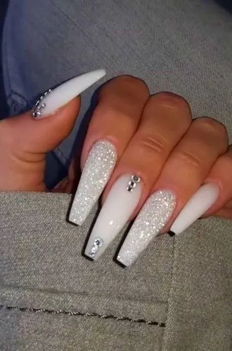 white-long-nails-designs-52_15-8 Modele de unghii lungi albe