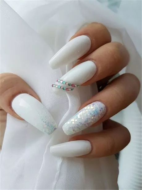 white-long-nails-designs-52_16-9 Modele de unghii lungi albe