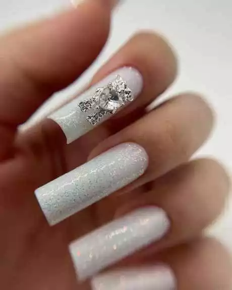 white-long-nails-with-diamonds-73_11-4 Unghii lungi albe cu diamante