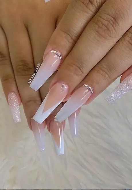 white-long-nails-with-diamonds-73_15-8 Unghii lungi albe cu diamante