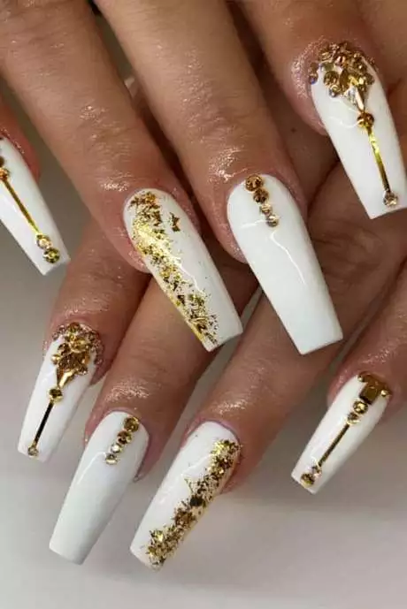 white-long-nails-with-diamonds-73_8-16 Unghii lungi albe cu diamante