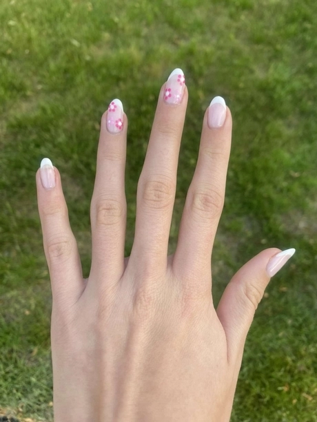 white-nails-with-pink-flowers-20-1 Unghii albe cu flori roz