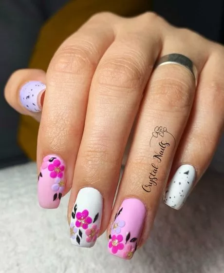 white-nails-with-pink-flowers-20-2 Unghii albe cu flori roz