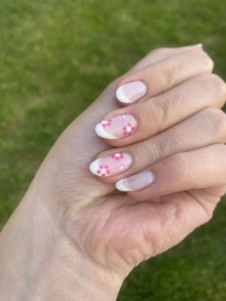white-nails-with-pink-flowers-20_3-11 Unghii albe cu flori roz