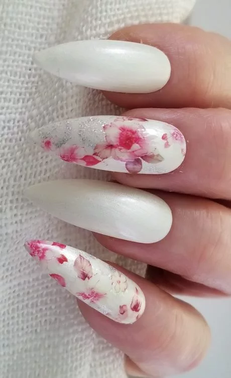 white-nails-with-pink-flowers-20_3-12 Unghii albe cu flori roz