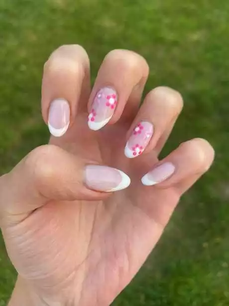 white-nails-with-pink-flowers-20_4-13 Unghii albe cu flori roz