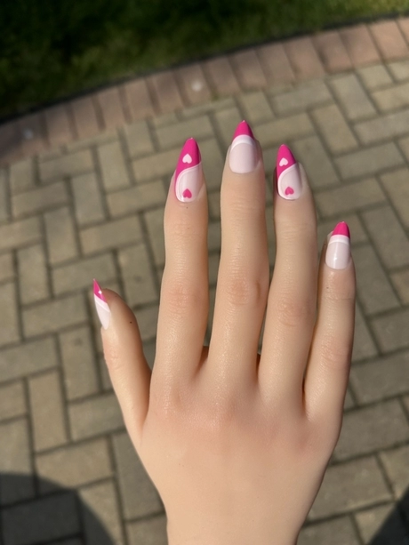 white-nails-with-pink-heart-50-1 Unghii albe cu inima roz