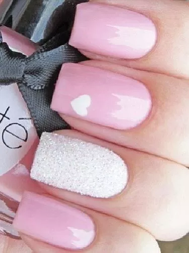 white-nails-with-pink-heart-50-2 Unghii albe cu inima roz