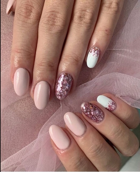 white-nails-with-rose-gold-glitter-65-1 Unghii albe cu sclipici din aur roz