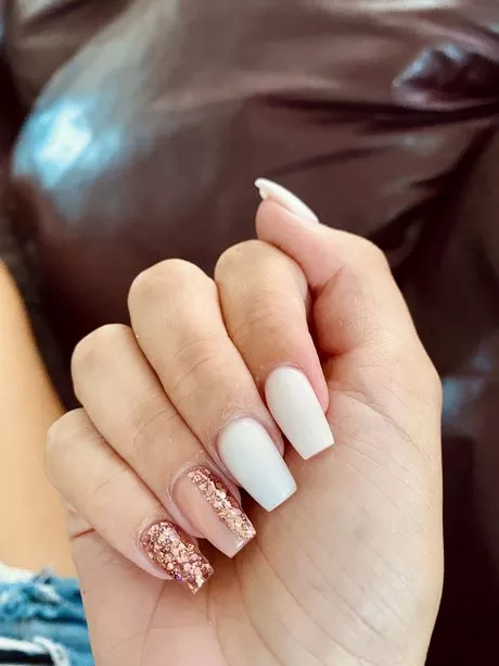white-nails-with-rose-gold-glitter-65_13-6 Unghii albe cu sclipici din aur roz