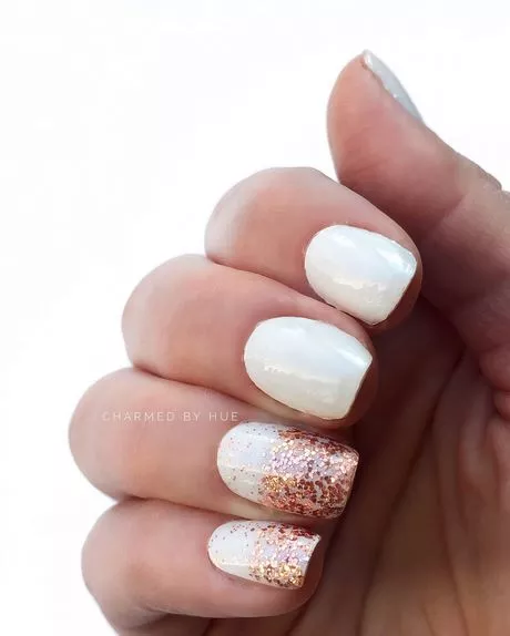 white-nails-with-rose-gold-glitter-65_7-18 Unghii albe cu sclipici din aur roz