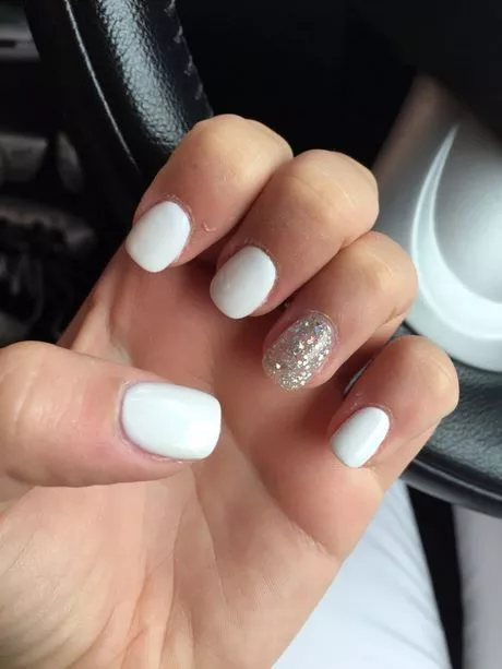 white-short-nails-with-glitter-81_10-2 Unghii scurte albe cu sclipici
