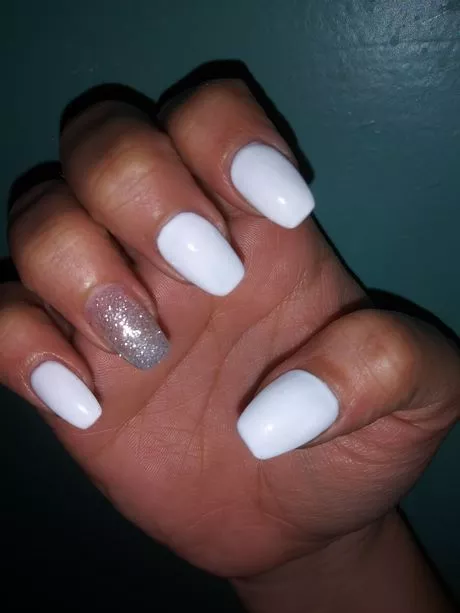white-short-nails-with-glitter-81_13-5 Unghii scurte albe cu sclipici