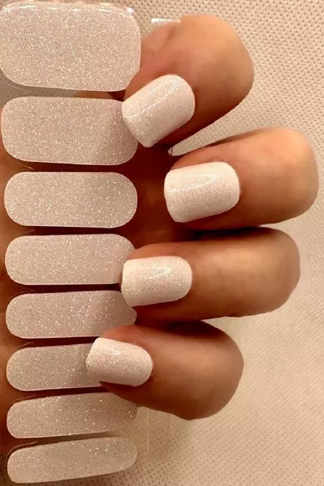white-short-nails-with-glitter-81_14-6 Unghii scurte albe cu sclipici