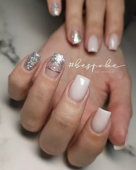white-short-nails-with-glitter-81_15-7 Unghii scurte albe cu sclipici