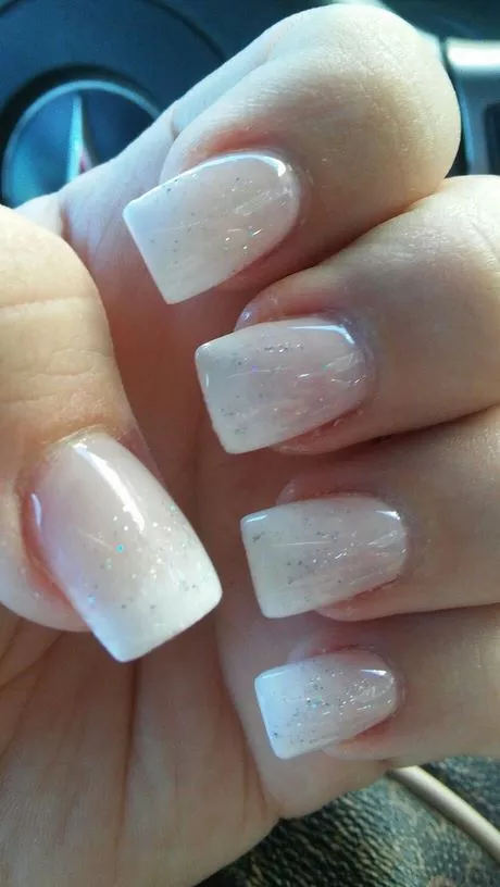 white-short-nails-with-glitter-81_3-9 Unghii scurte albe cu sclipici