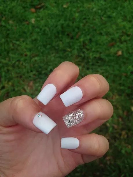 white-short-nails-with-glitter-81_6-12 Unghii scurte albe cu sclipici