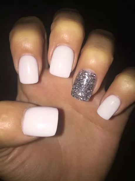 white-short-nails-with-glitter-81_7-13 Unghii scurte albe cu sclipici
