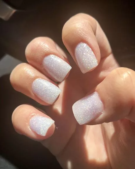 white-short-nails-with-glitter-81_9-15 Unghii scurte albe cu sclipici