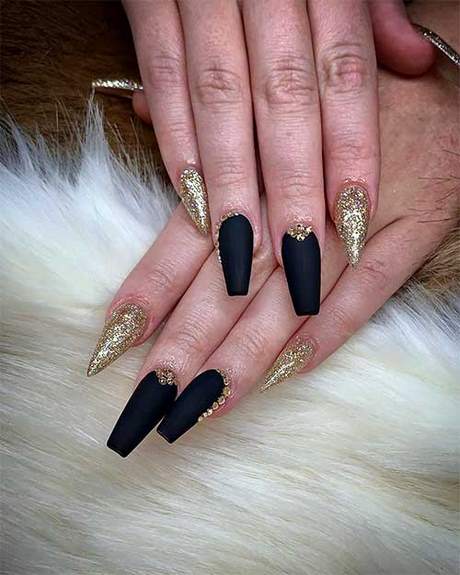 black-and-gold-nail-designs-2022-15_12 Modele de unghii negre și aurii 2022