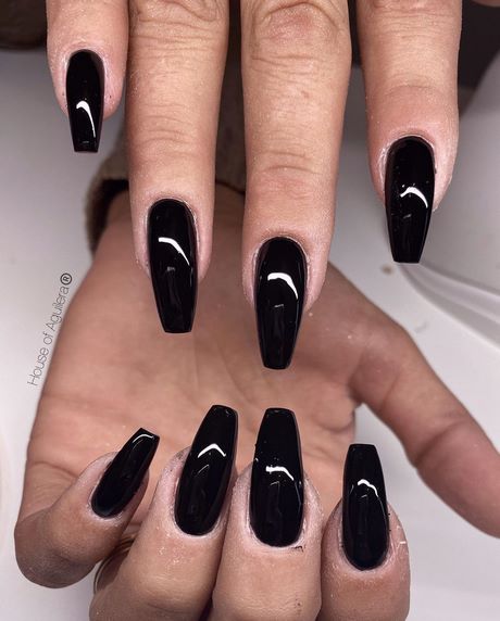 black-nail-designs-2022-51_17 Modele de unghii negre 2022