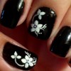 Cuie negre cu flori albe