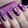 Nail art pe vopsea de unghii violet