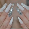 Modele de unghii albe cu diamante
